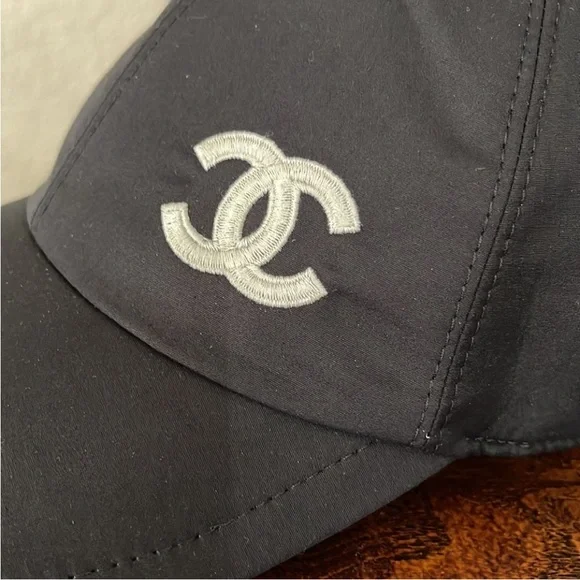 CHANEL Black Hat with Logo - Picture 7 of 9